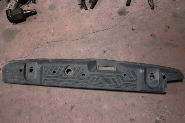 FORD CUSTOM 310 L TREND ÇIKMA PARÇA  ARKA BASAMAK PLASTİĞİ